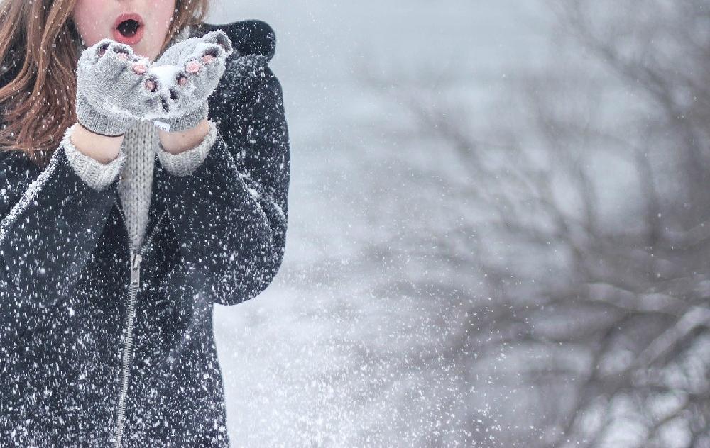 Czapki zimowe dla kobiet — Inspiracje, które podkreślą Twój styl!